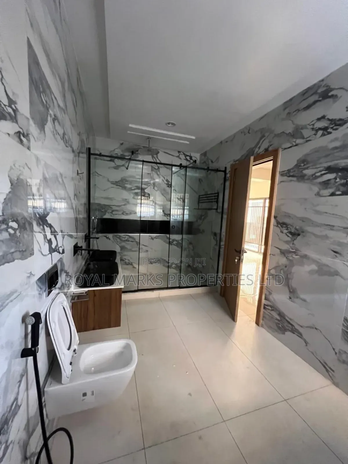 5bdrm Duplex in Guzape District for sale