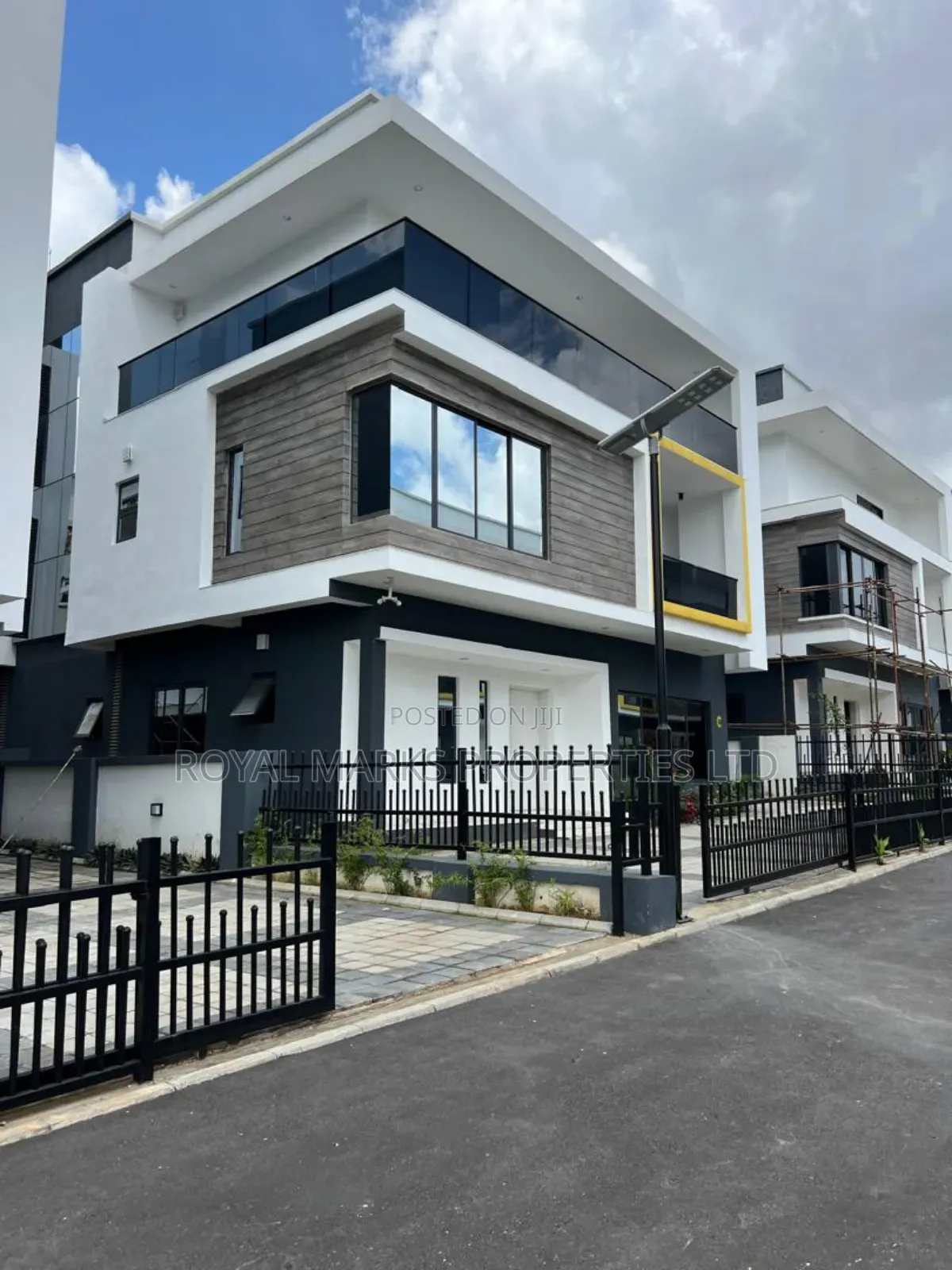 5bdrm Duplex in Guzape District for sale
