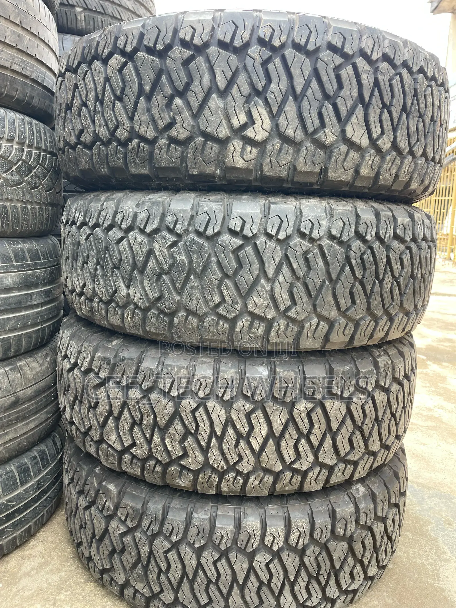 LT275/65R20 Set