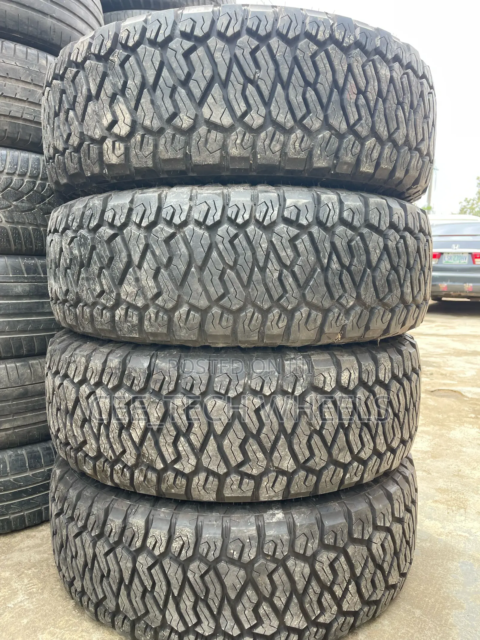 LT275/65R20 Set