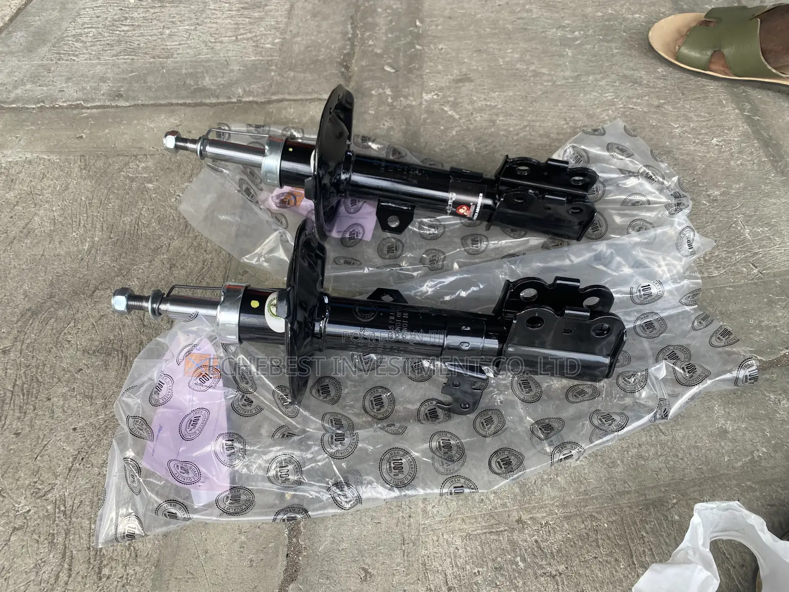 Front Shock Absorber Corolla 2001, 2002, 2003, 2004, 2005.
