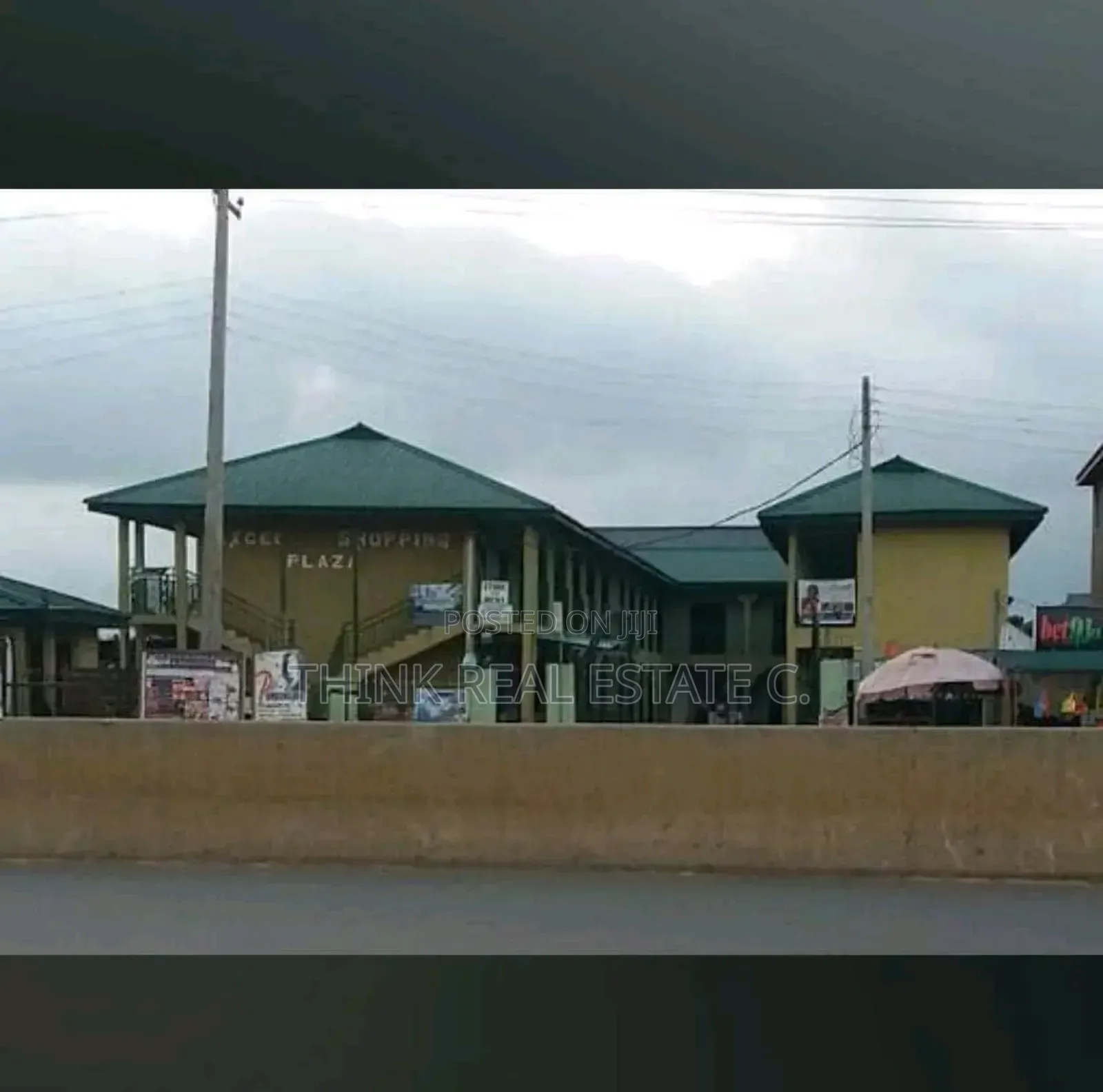 Shopping Complex Along Aduwawa Main Road on a 100/150 Land