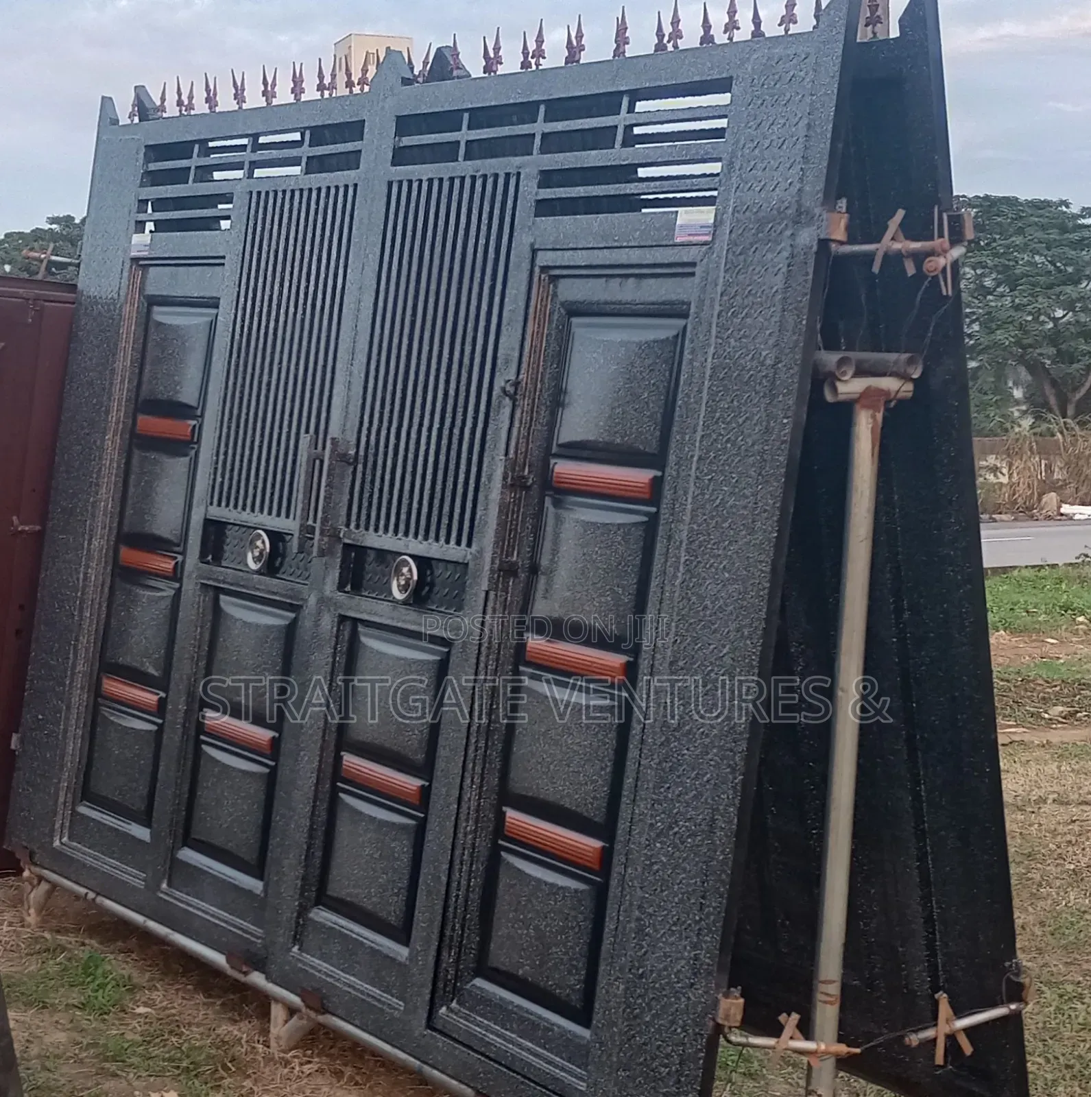 Stoned Brown Black Gate