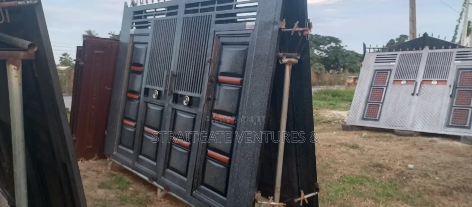 Stoned Brown Black Gate