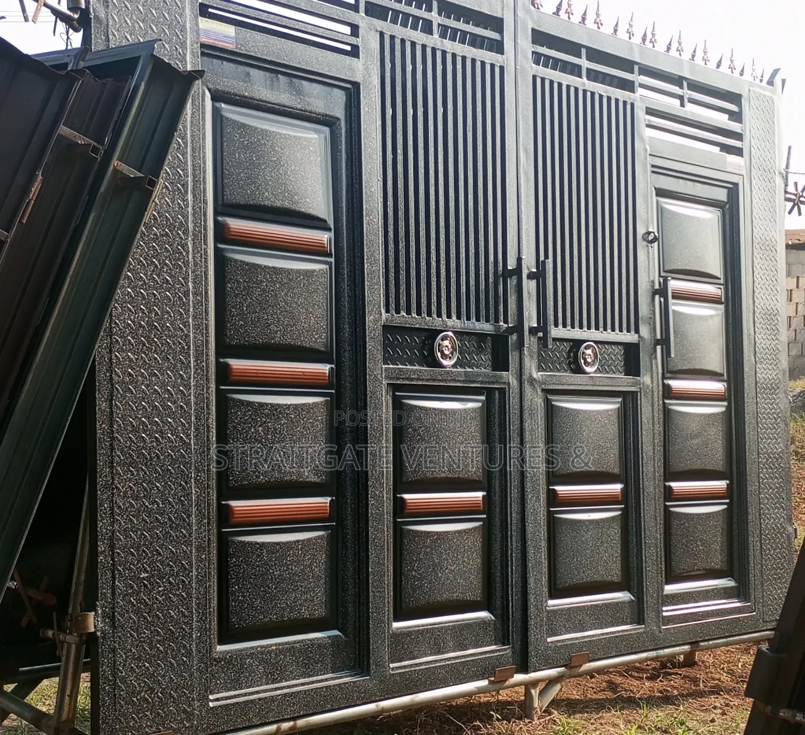Stoned Brown Black Gate