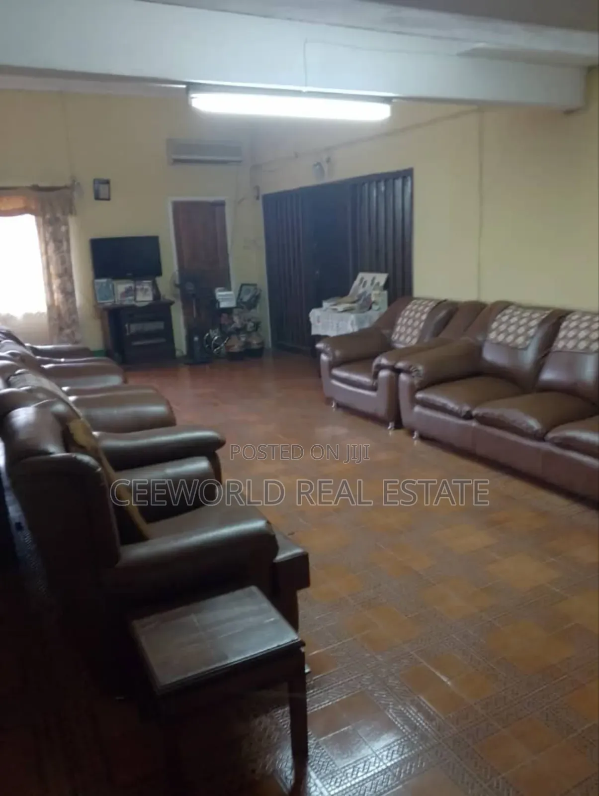 Commercial Building 9 Bedroom Flat