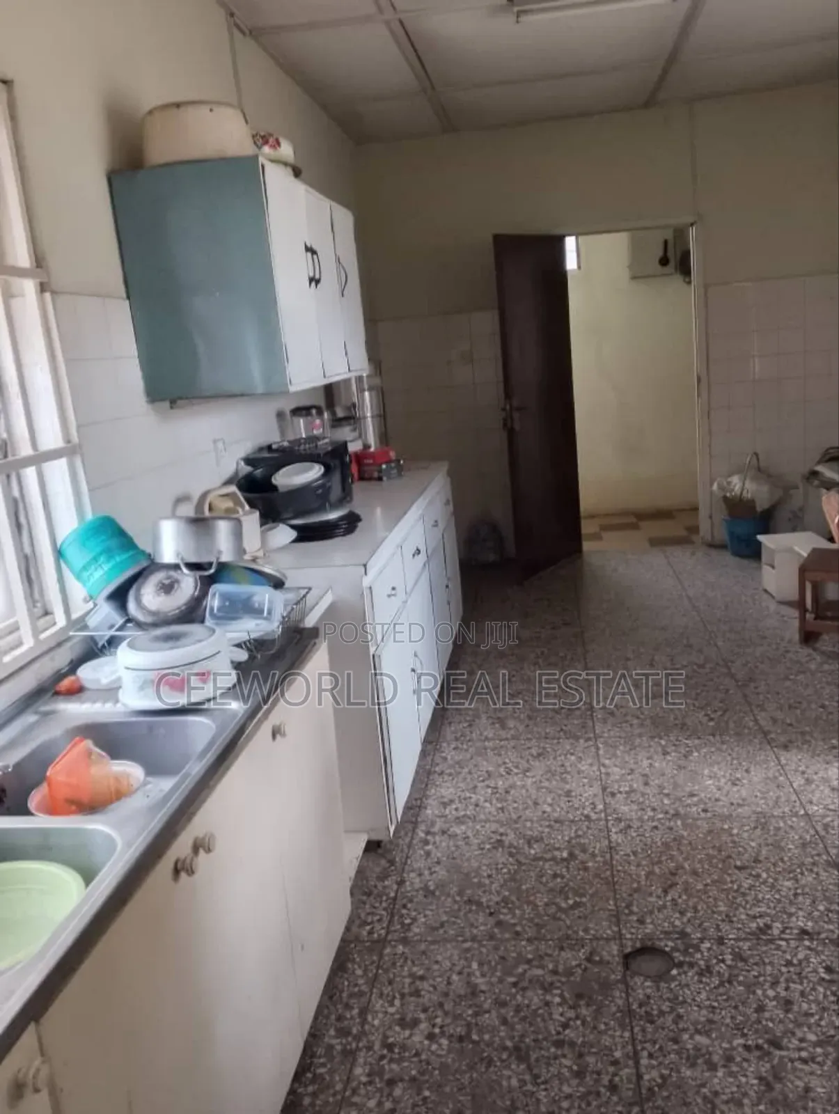 Commercial Building 9 Bedroom Flat