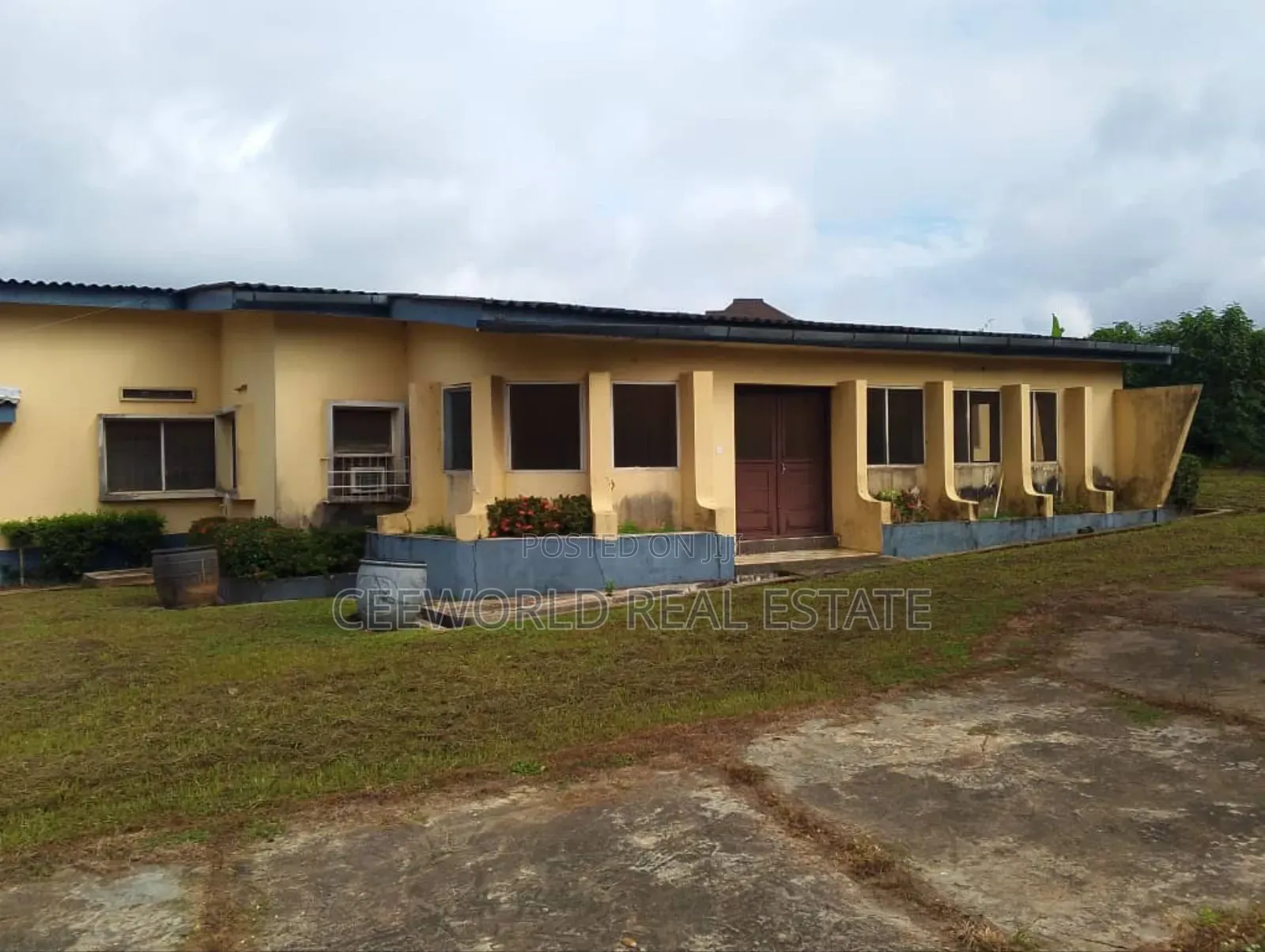 Commercial Building 9 Bedroom Flat