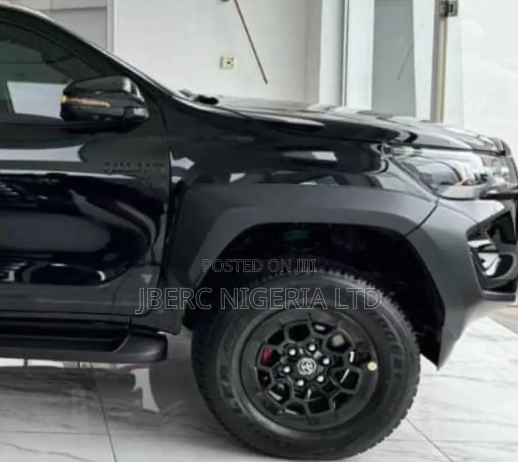Toyota Hilux 2024 Black