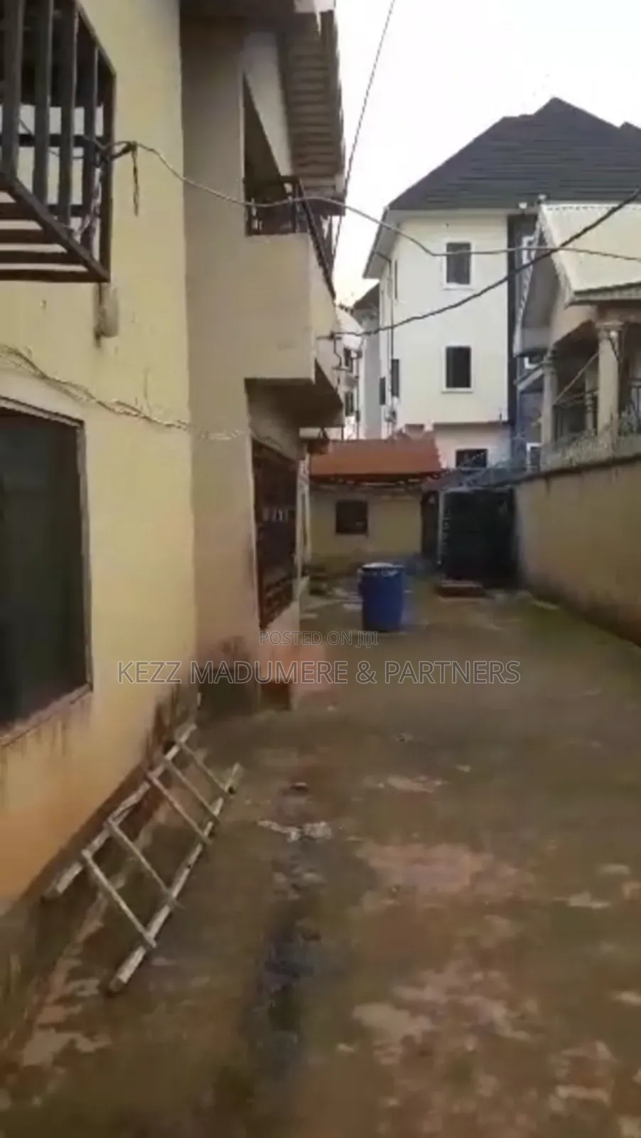 4bdrm Block of Flats in Community Estate for sale