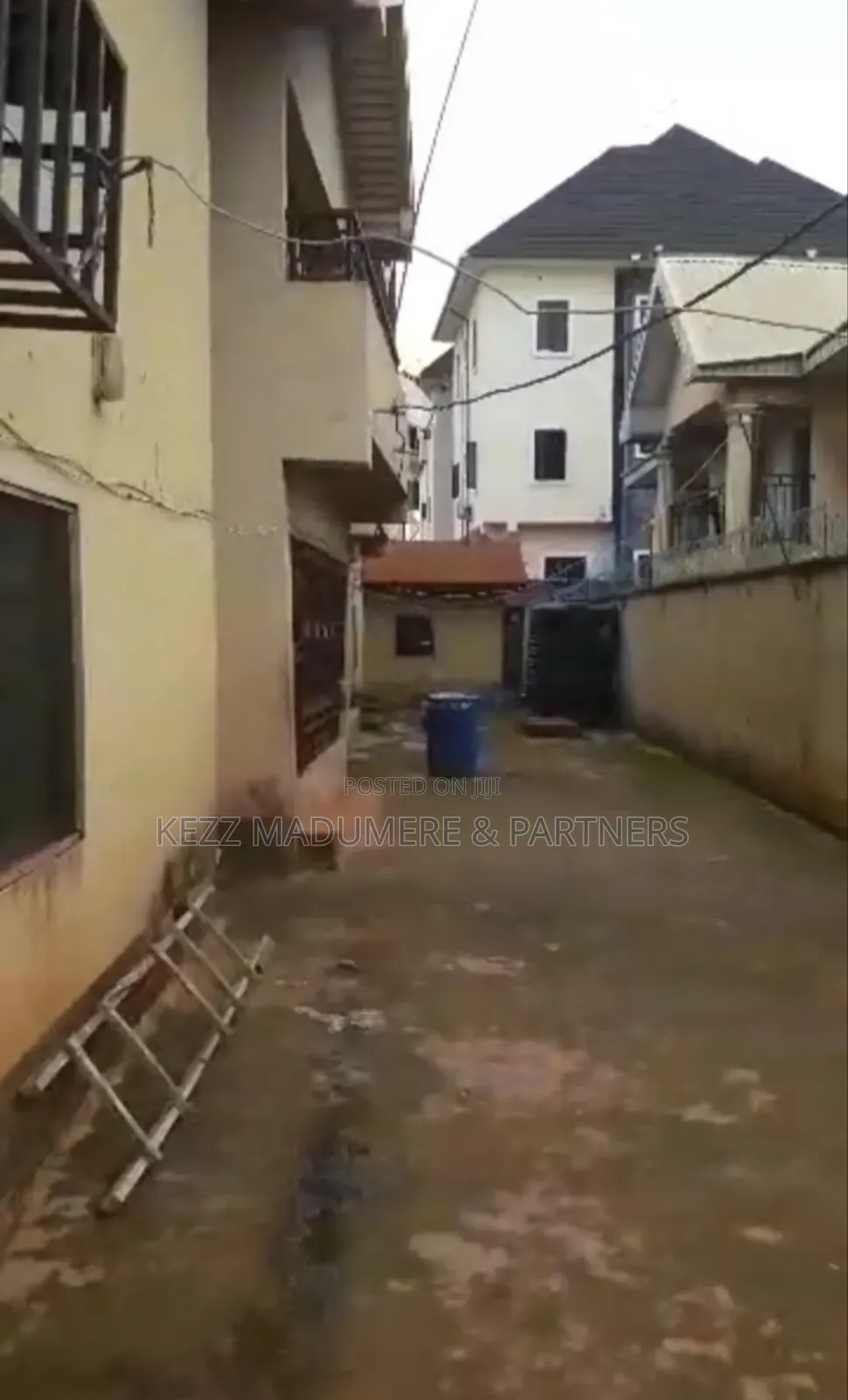 4bdrm Block of Flats in Community Estate for sale