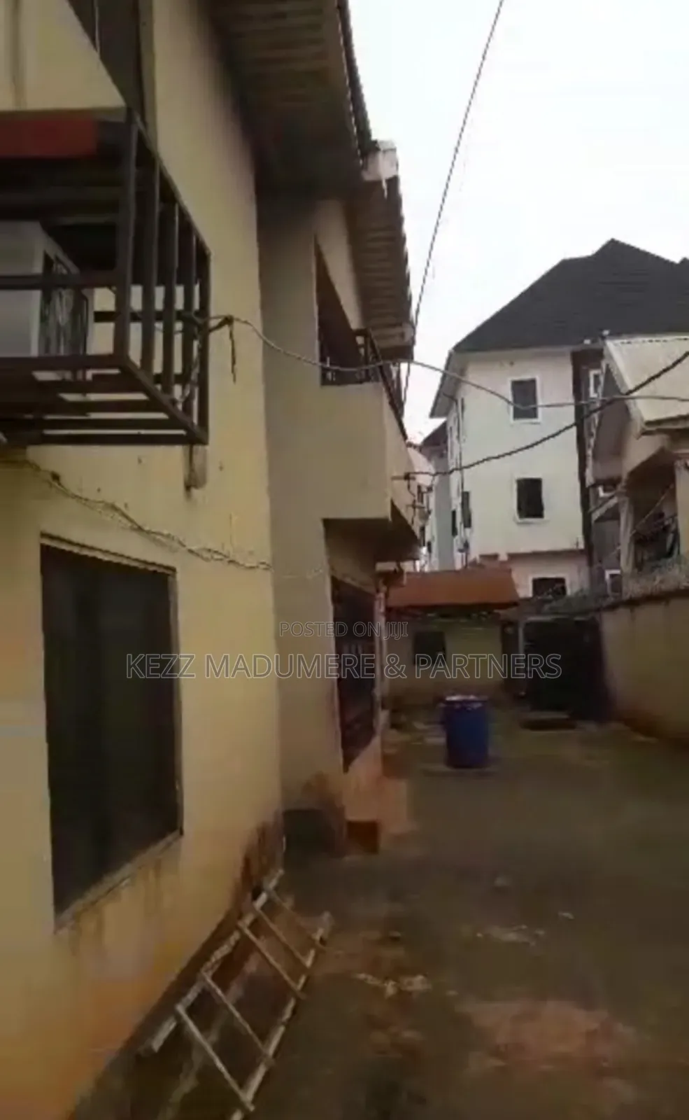 4bdrm Block of Flats in Community Estate for sale