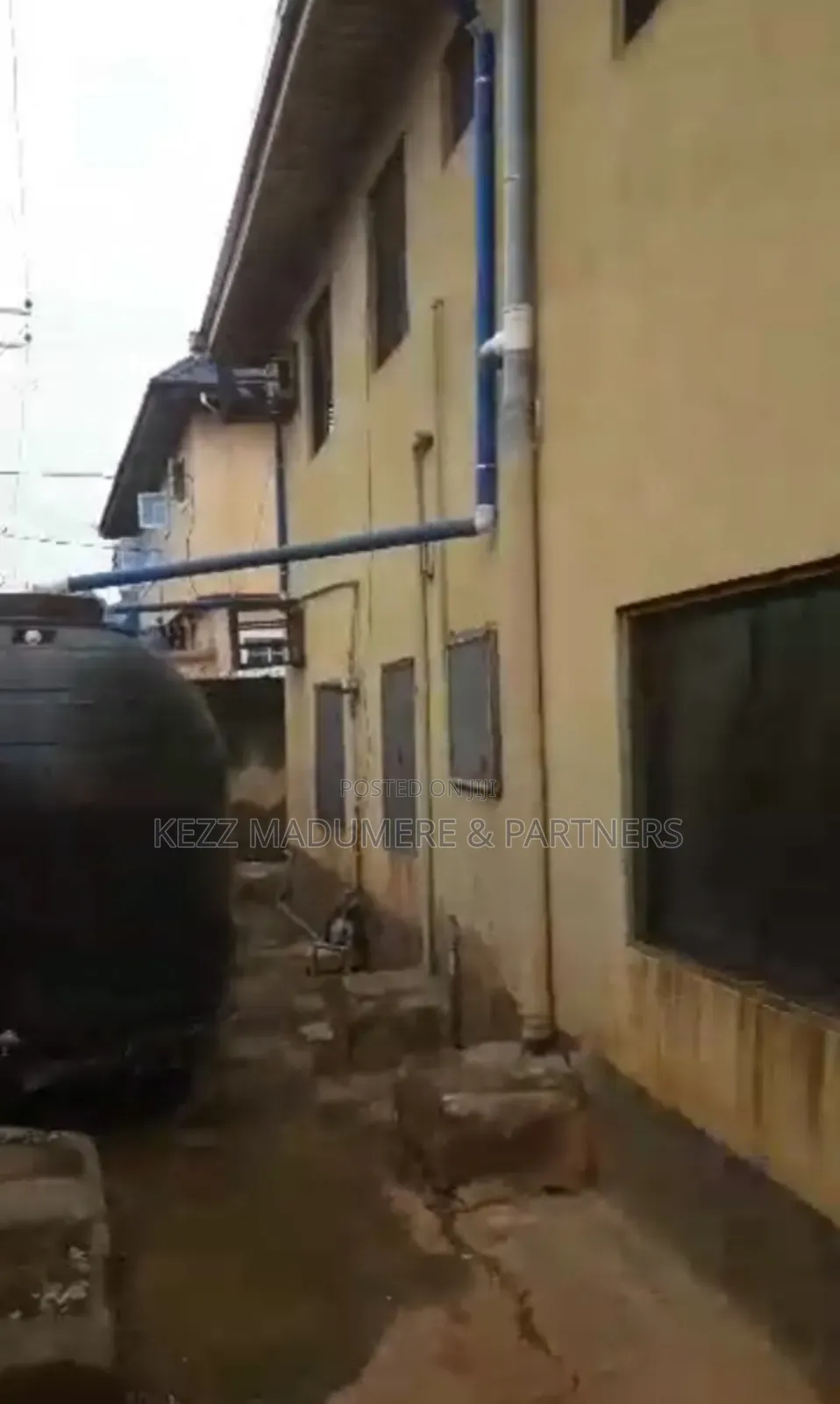 4bdrm Block of Flats in Community Estate for sale