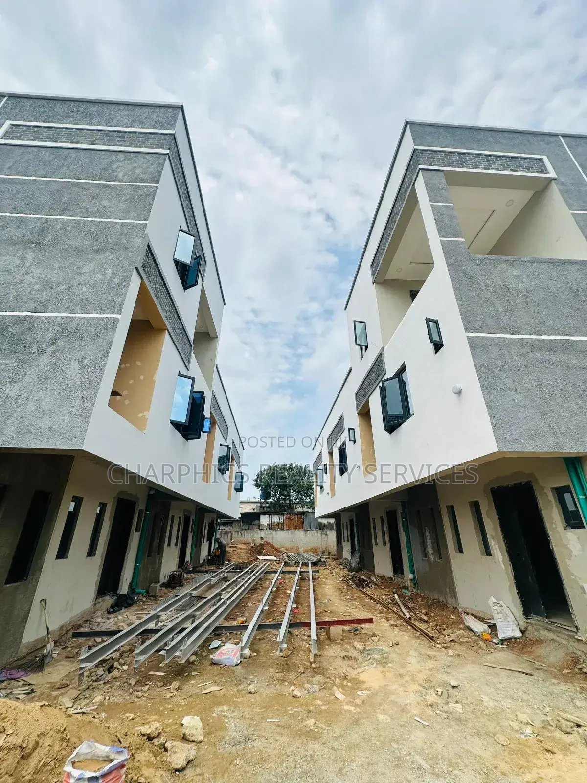 3bdrm Duplex in Ilupeju for sale
