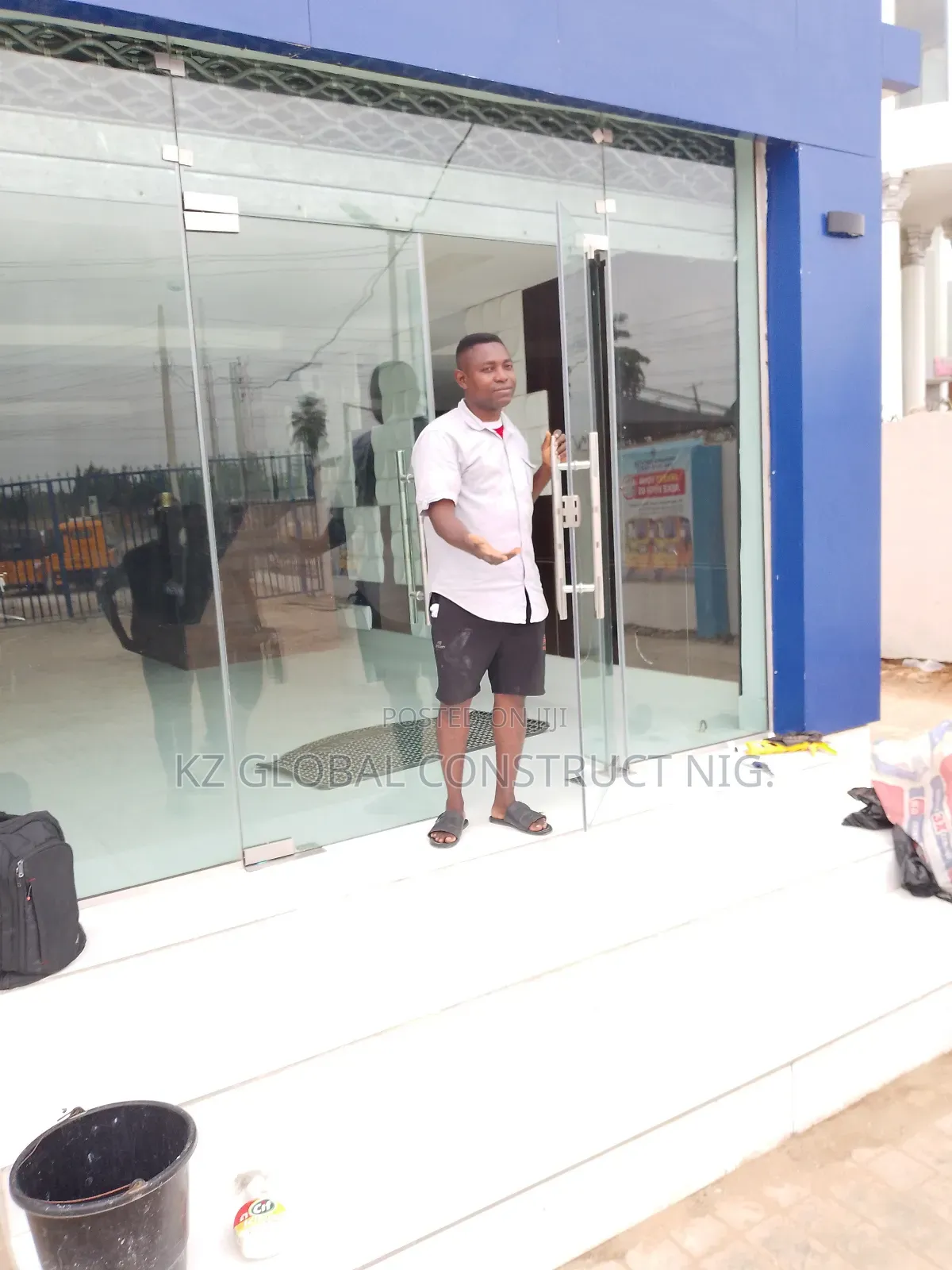 Frameless Swing Door With Fix Light 111