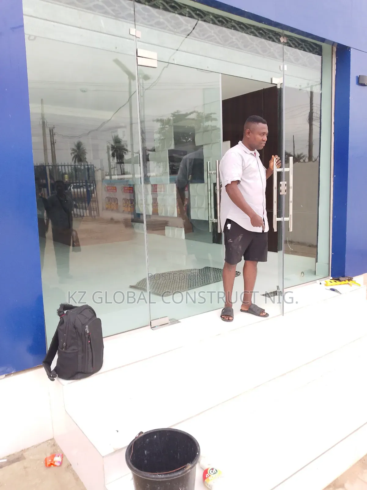 Frameless Glass Swing Door With Fix Light 222