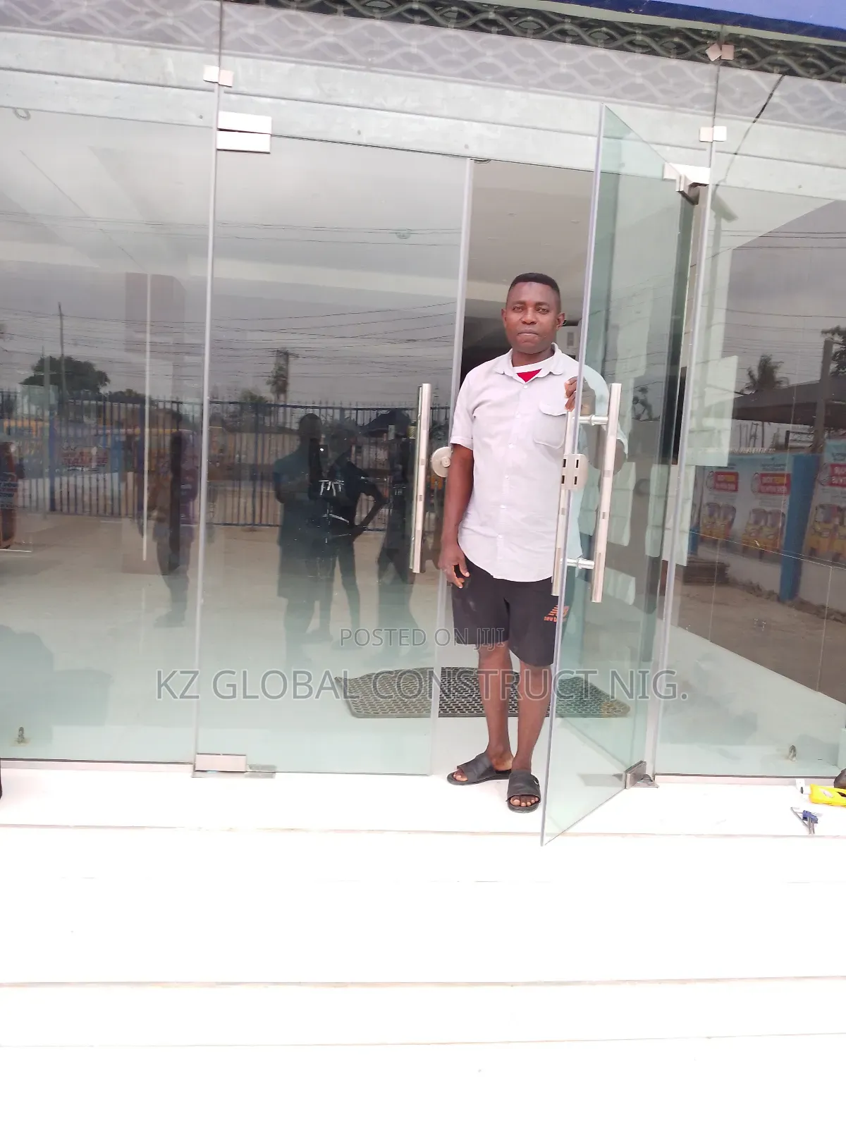 Frameless Glass Swing Door With Fix Light 222