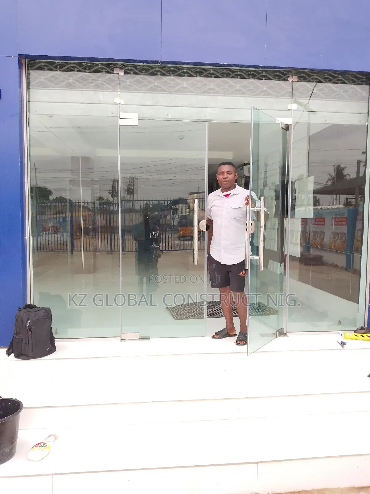 Frameless Glass Swing Door With Fix Light 222