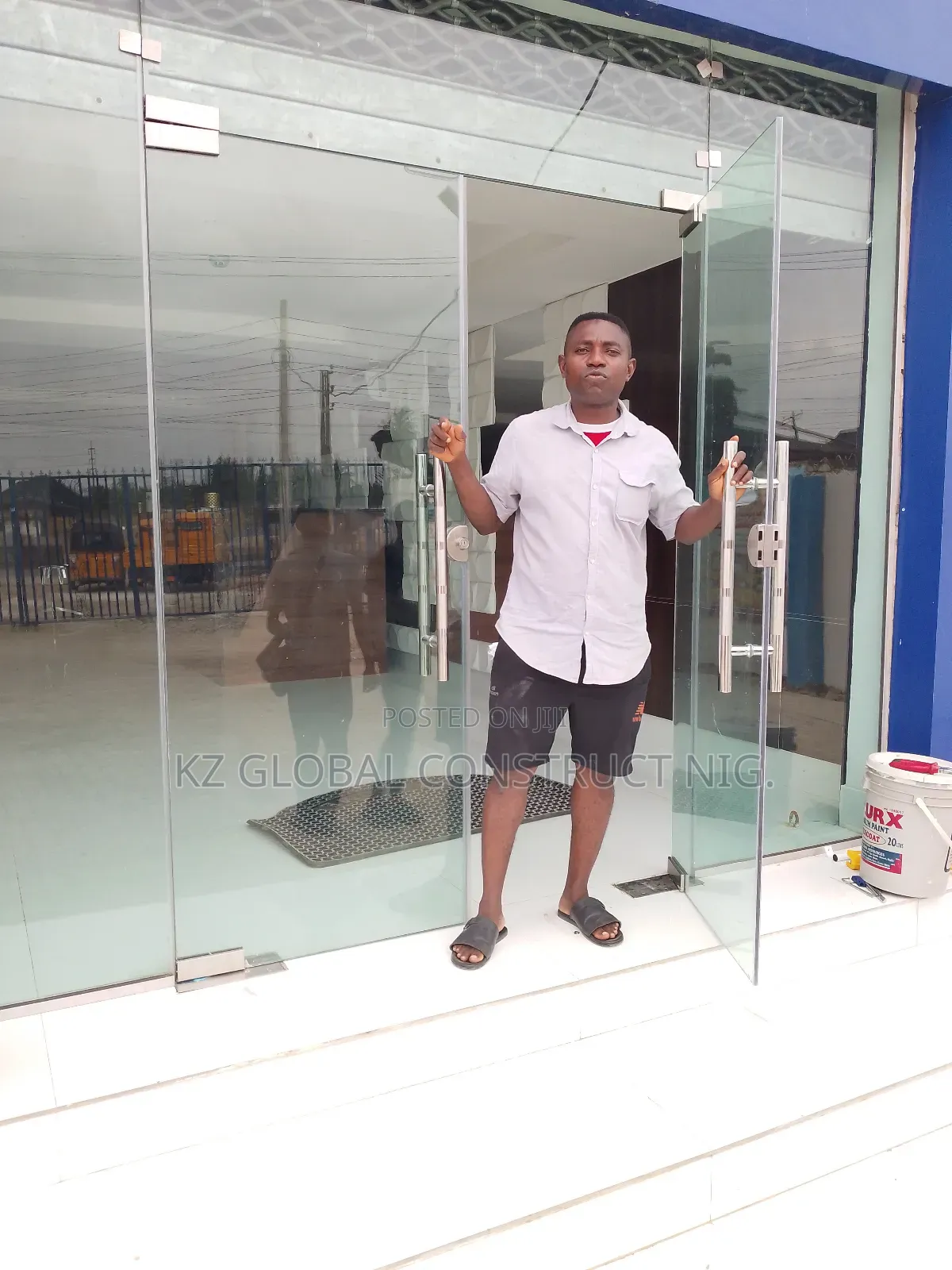 Frameless Glass Swing Door With Fix Light 222