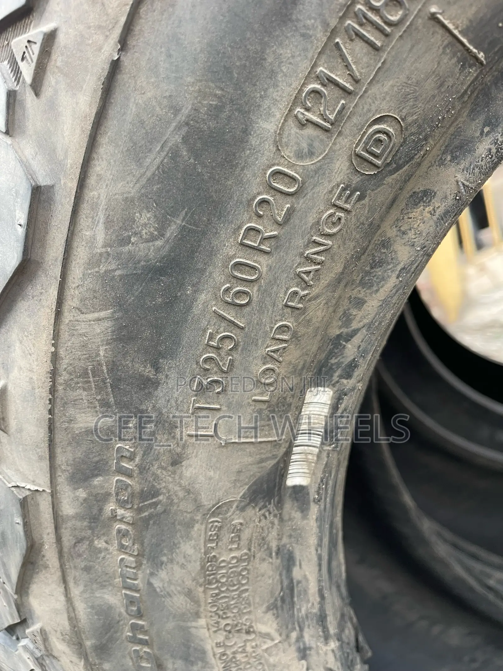 325/60r20 and 35x12.50R20