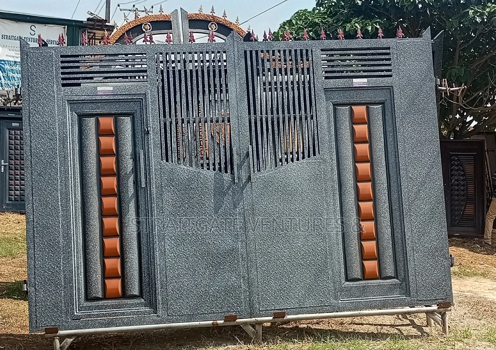 Apple-Cedar Gray Stoned Gate