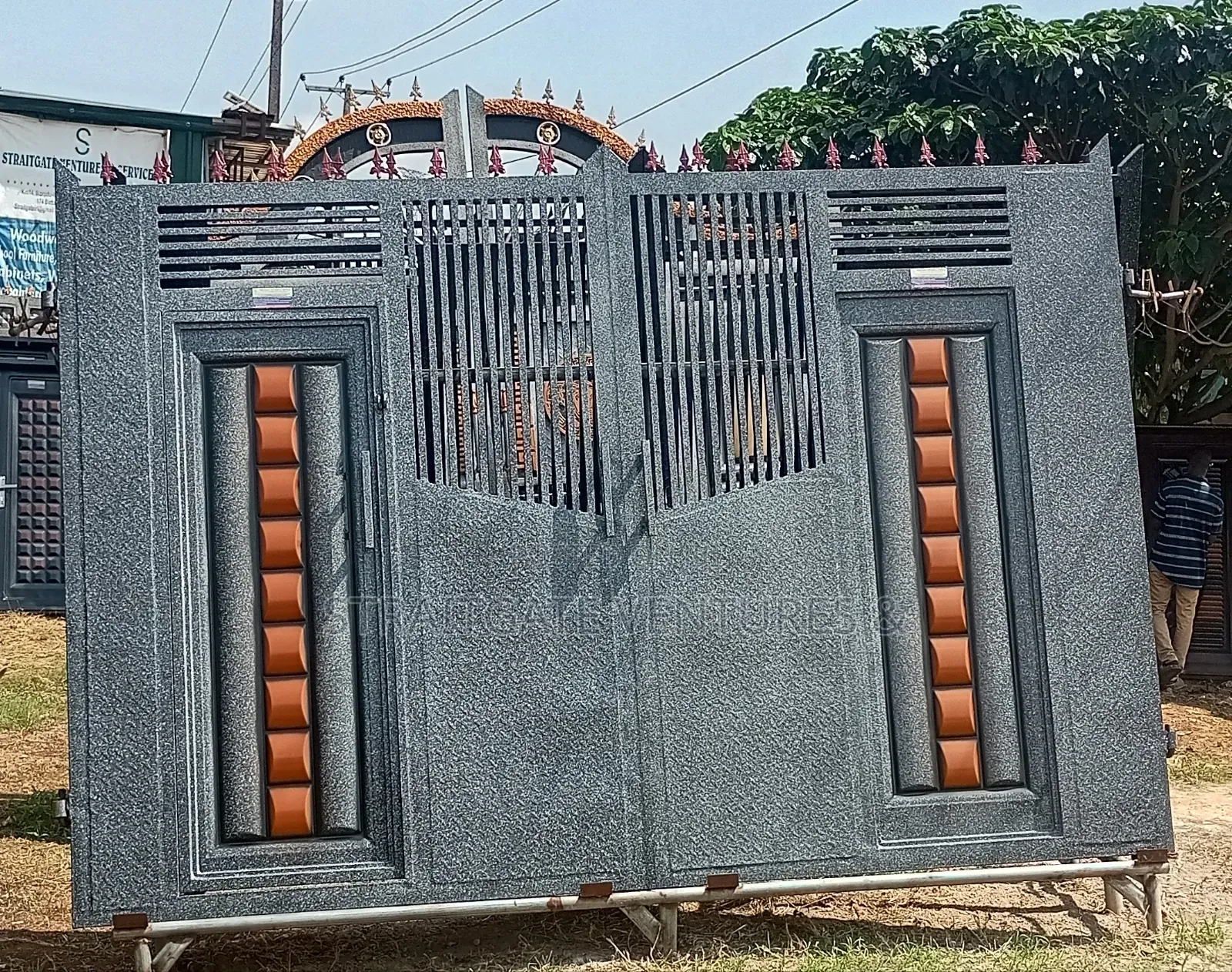Apple-Cedar Gray Stoned Gate
