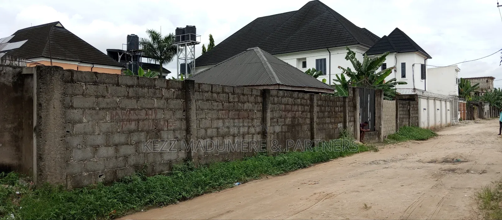 For Sale: 2 Fenced Plots in an Estate With Federal Light