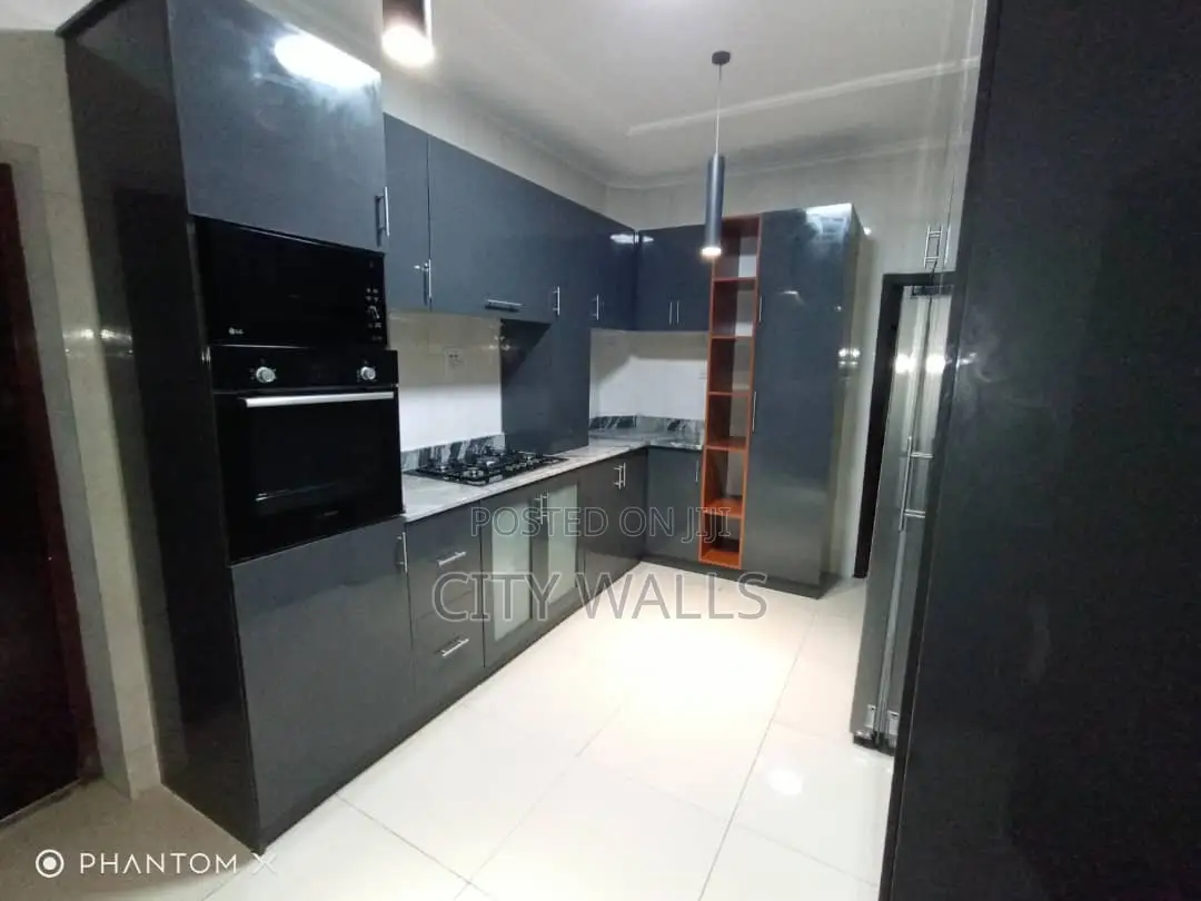 Furnished 3bdrm Block of Flats in Chevron for rent