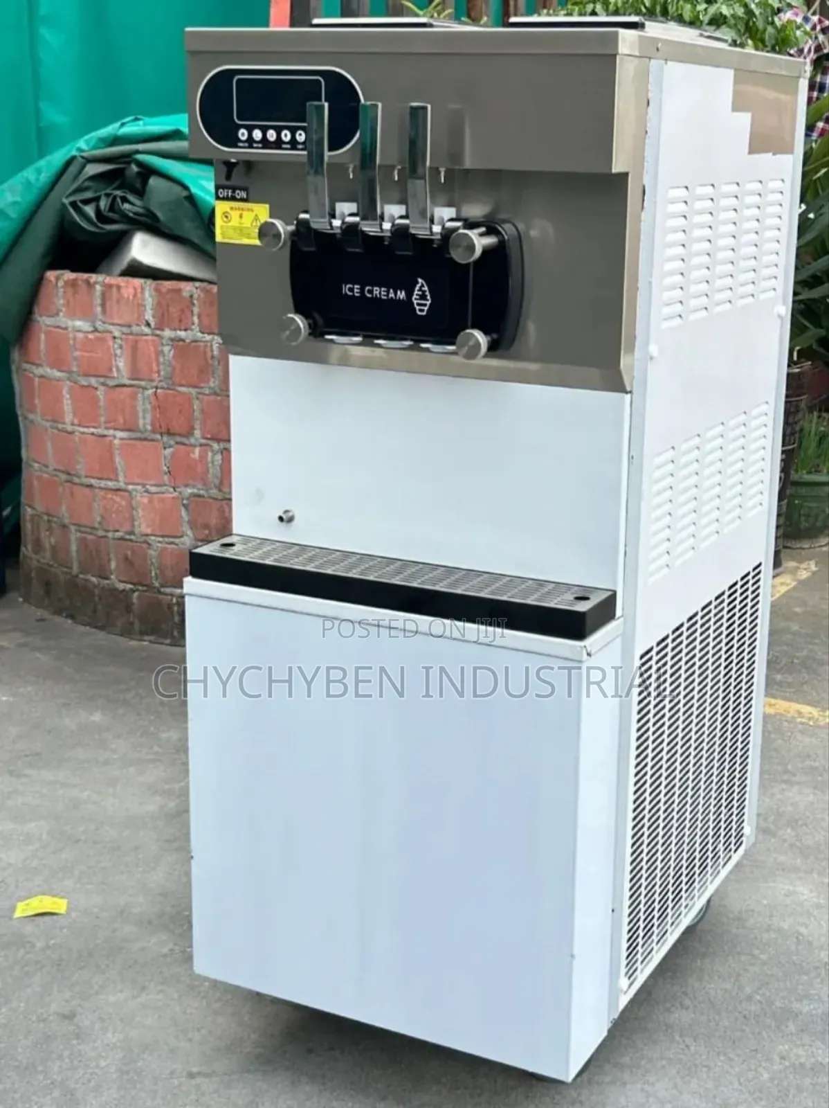 3 Nozzles Ice Cream Machines Standing
