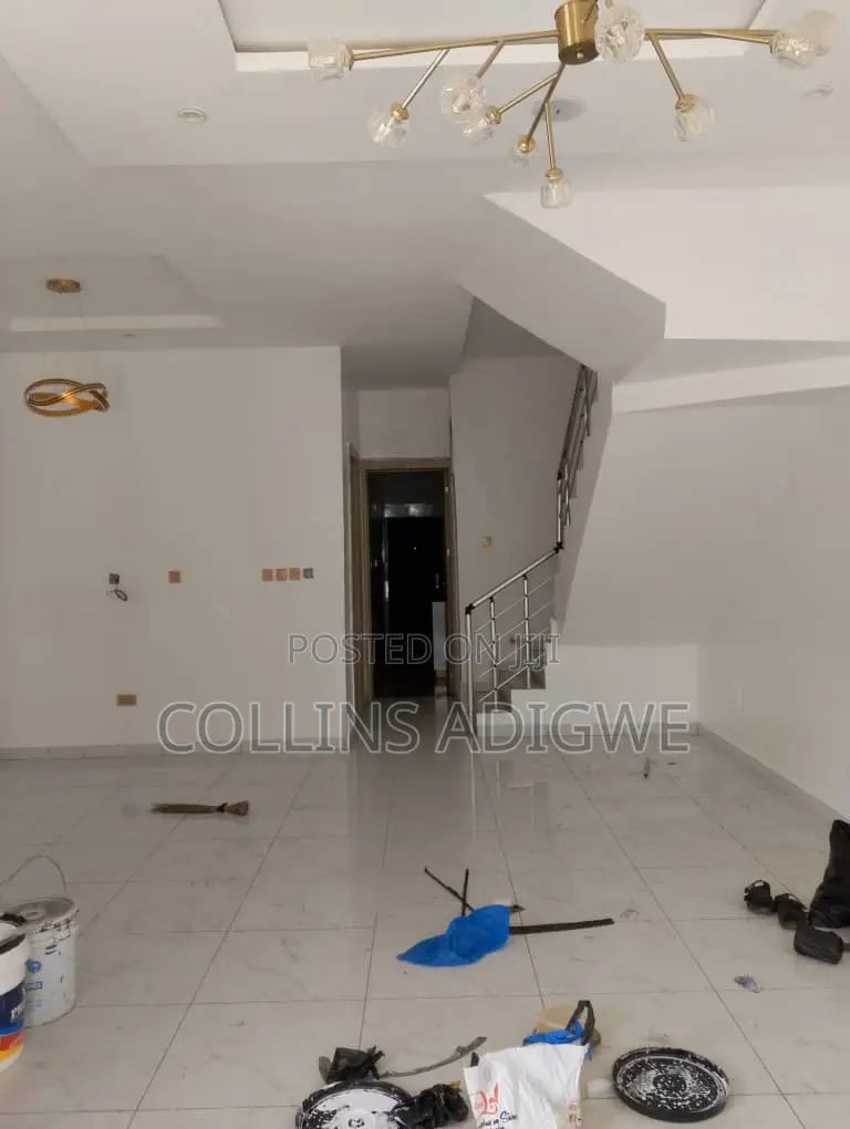 4bdrm Duplex in Chevron Drive for rent
