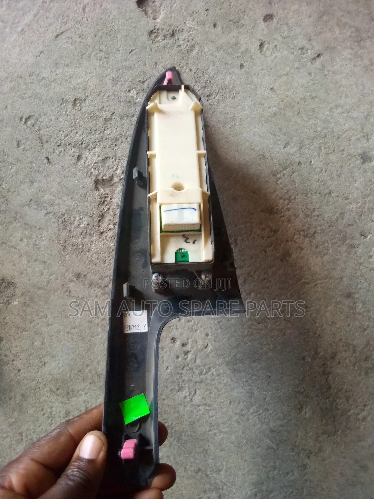 Toyota Venza Pressing Button Front Left Side 2015 Model