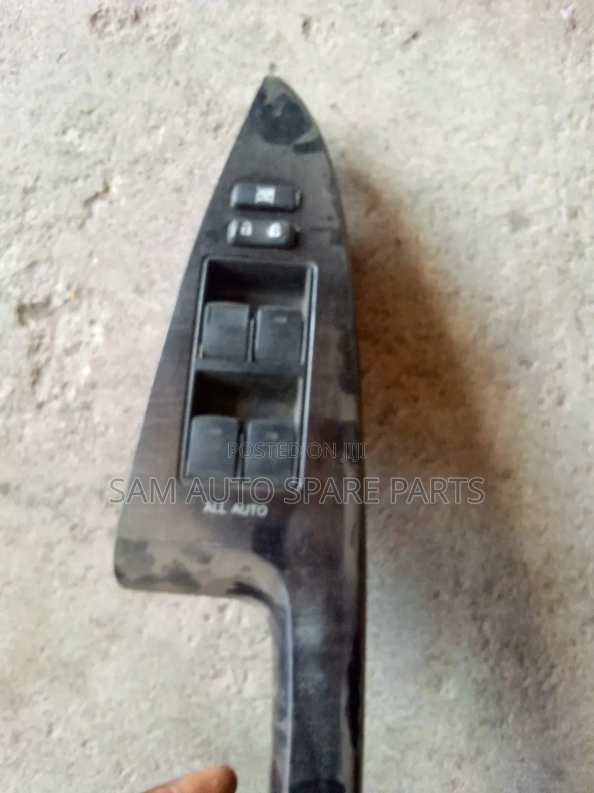 Toyota Venza Pressing Button Front Left Side 2015 Model