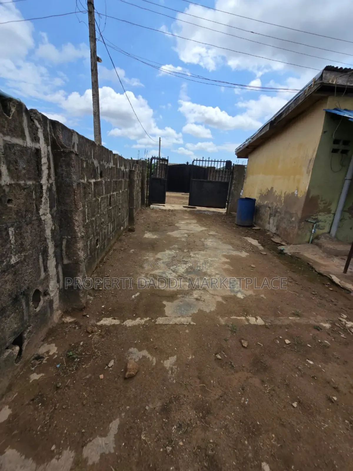 6bdrm Block of Flats in Ayobo for sale
