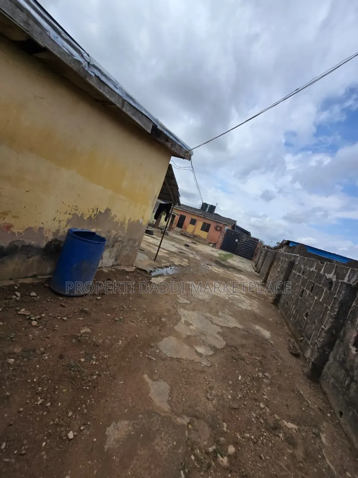 6bdrm Block of Flats in Ayobo for sale