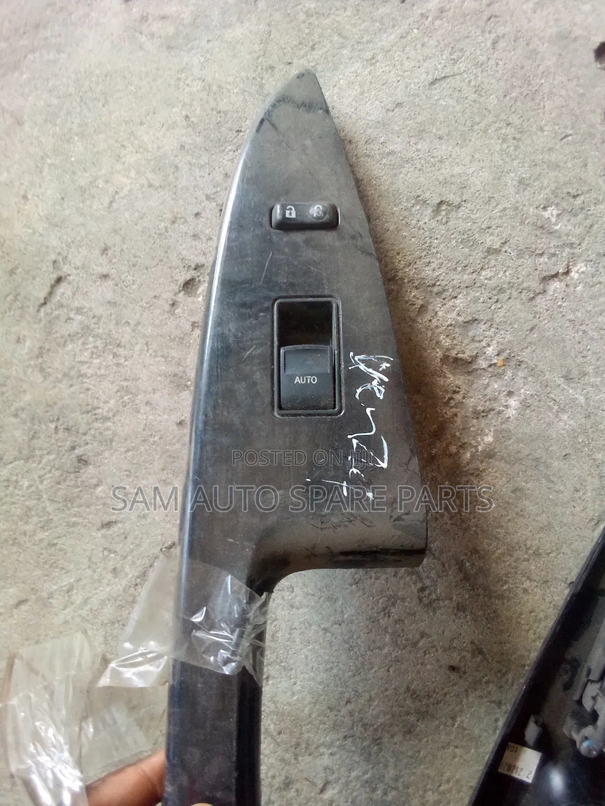 Toyota Venza Pressing Button Front Right Side 2014 Model