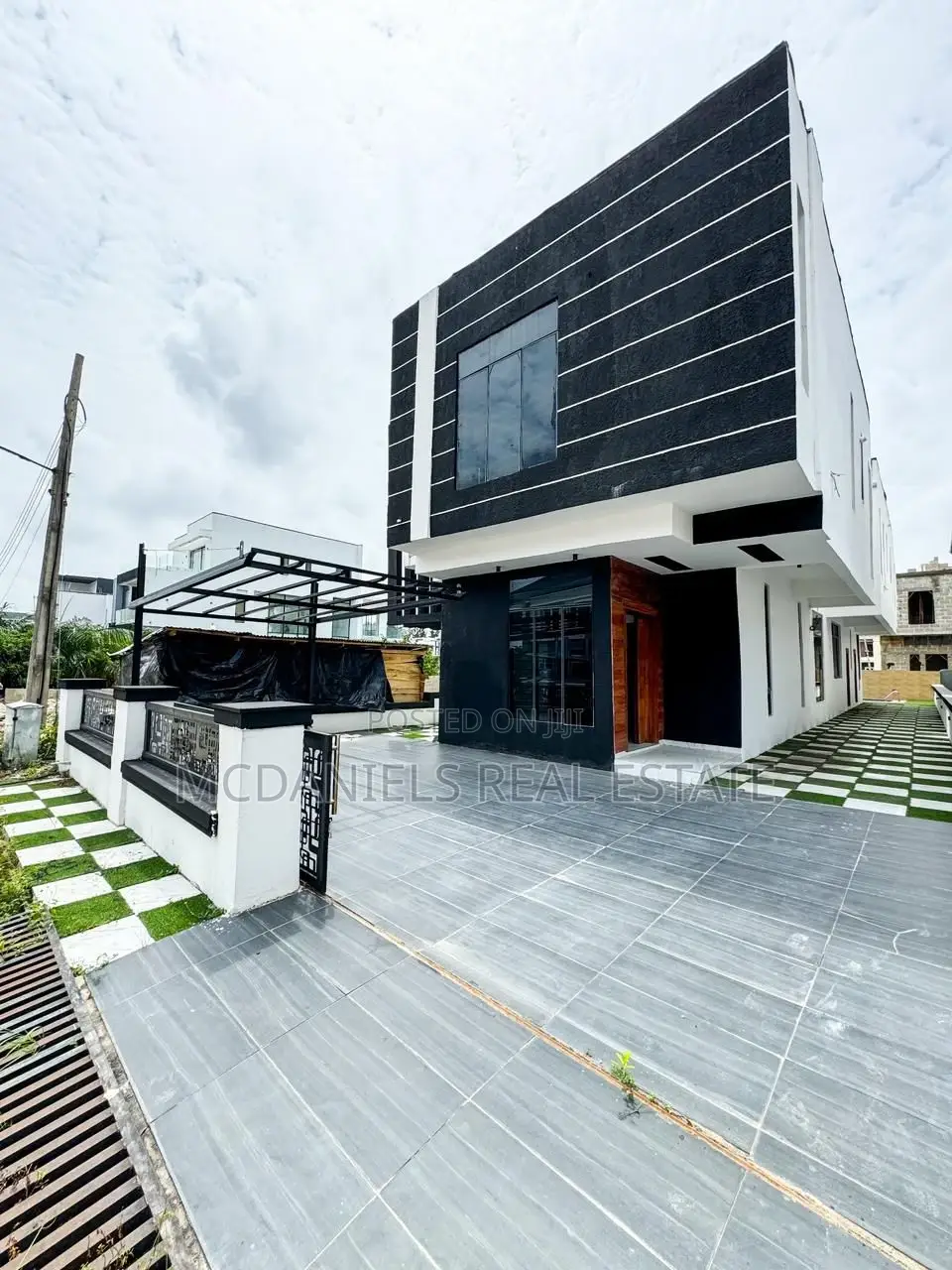 5bdrm Duplex in Ikota for sale