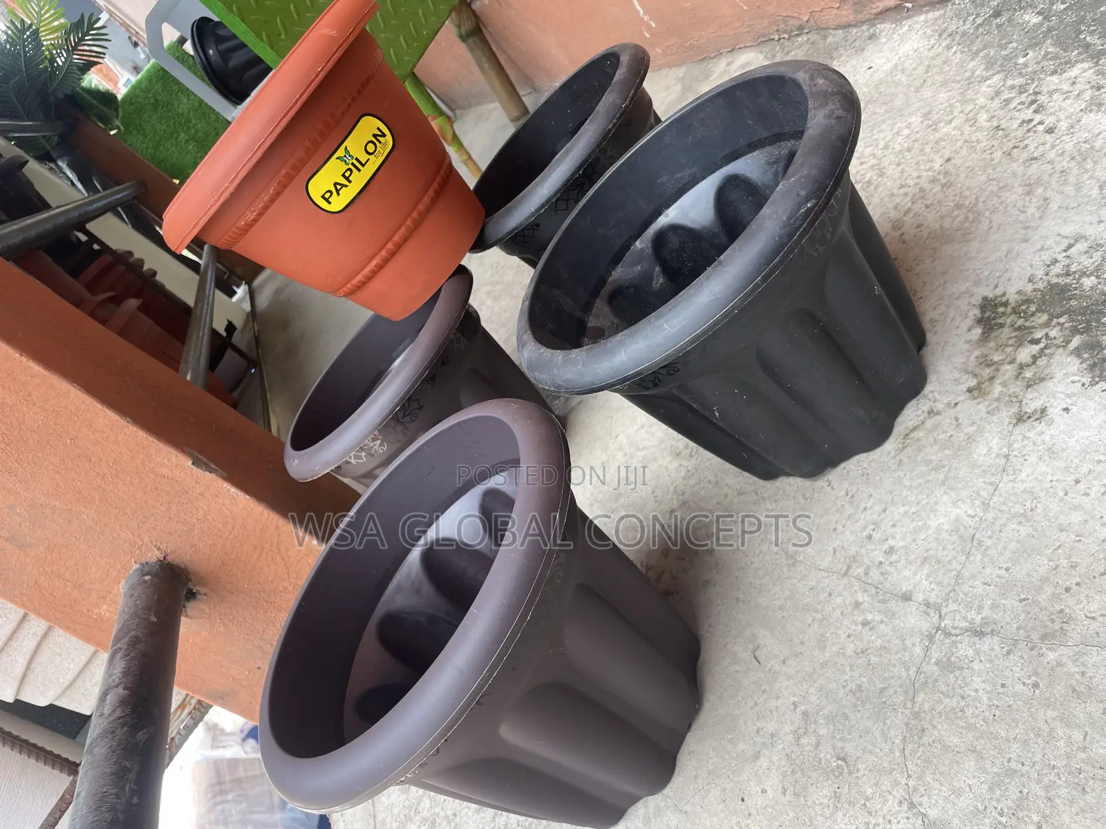 Deluxe Size Plastic Flower Pots Available in 3 Colors