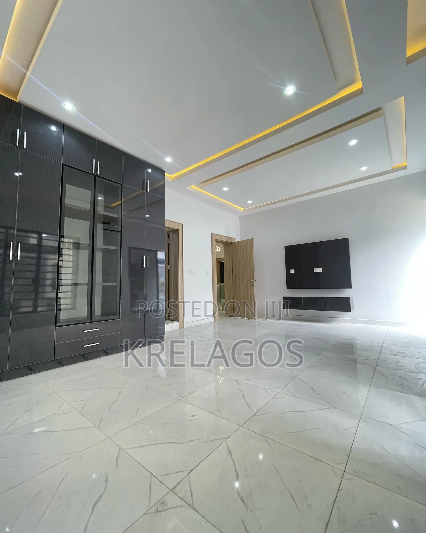 5bdrm Duplex in Chevron for sale