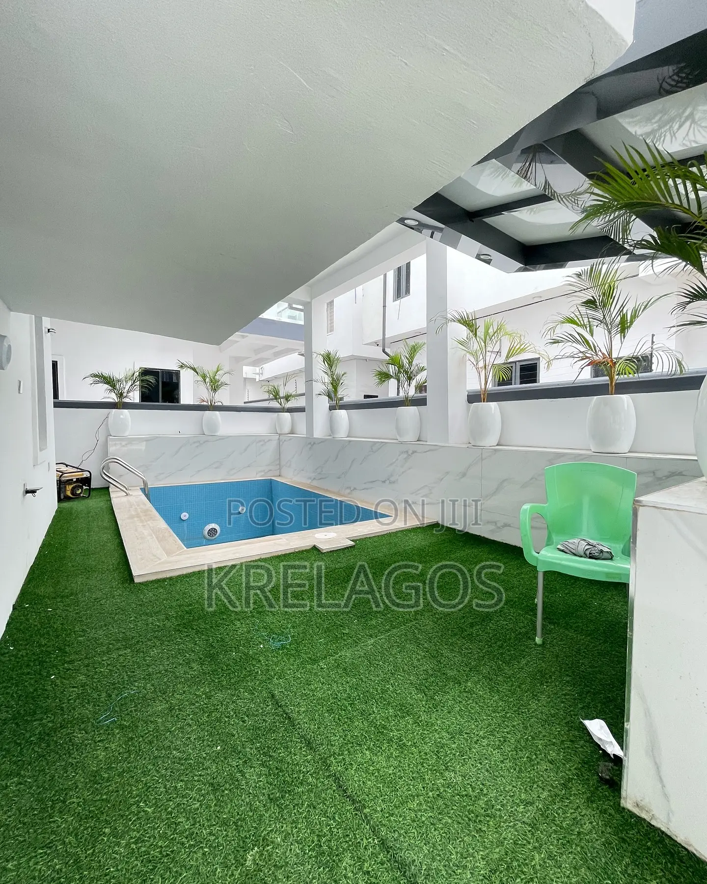 5bdrm Duplex in Chevron for sale
