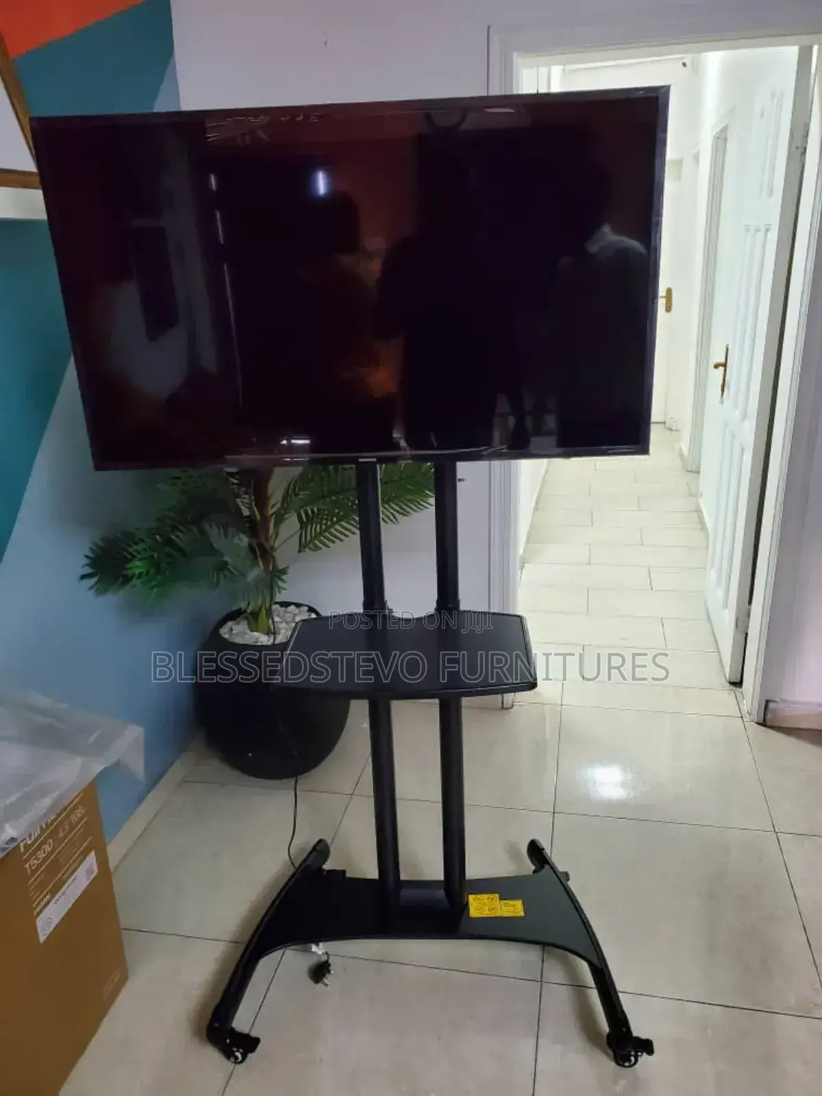 Luxury Mobile Plazma TV Stand 75 Inches Down to 32 Inches