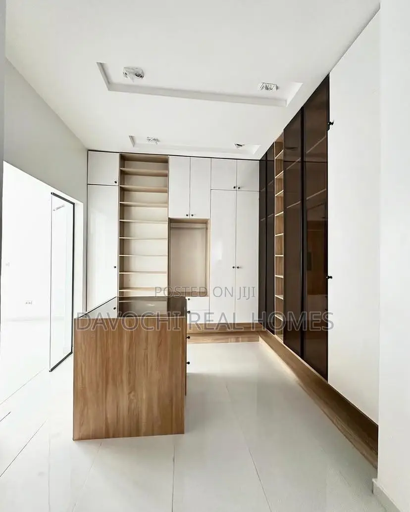 5bdrm Duplex in Ikota for sale