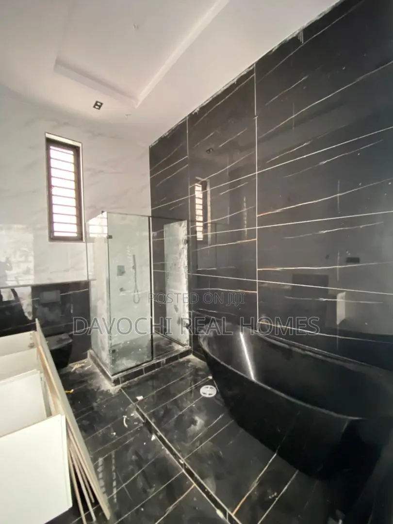 5bdrm Duplex in Lekki Phase 2 for sale