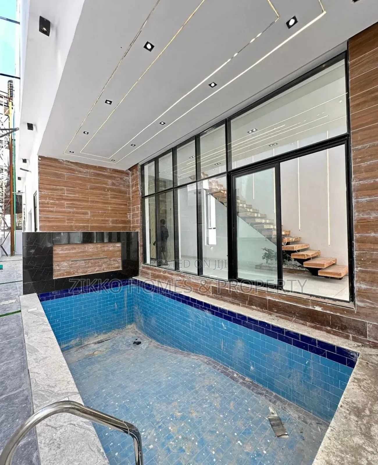 5bdrm Duplex in Chevron for sale