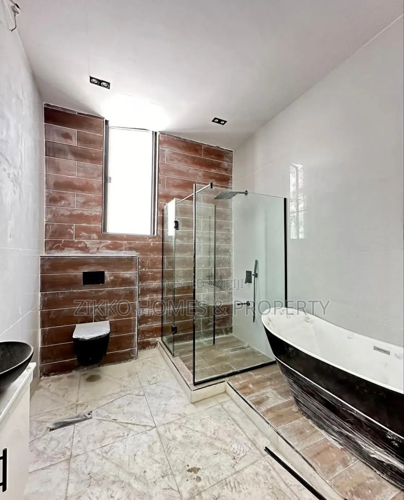 5bdrm Duplex in Chevron for sale