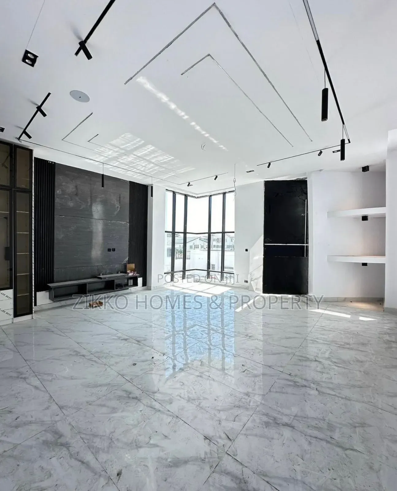 5bdrm Duplex in Chevron for sale