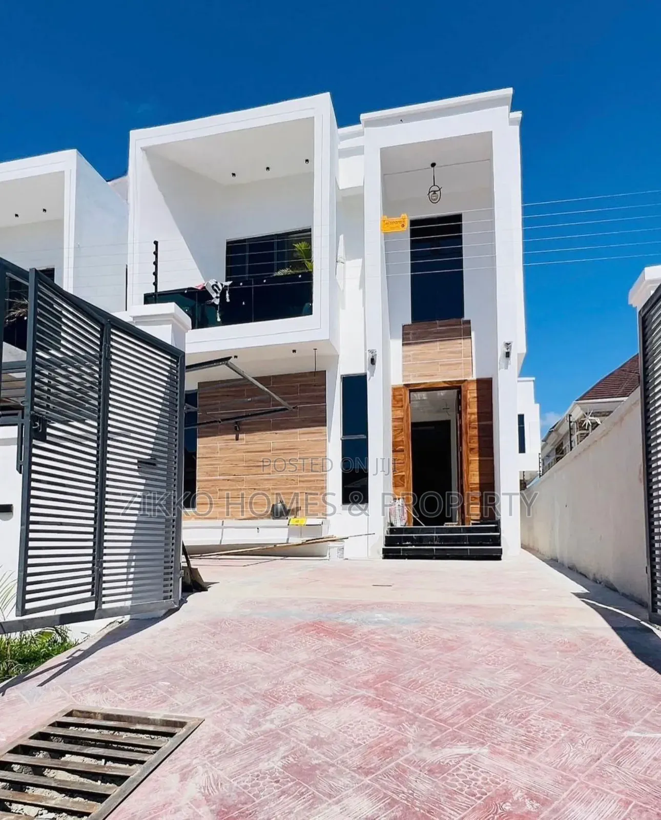 5bdrm Duplex in Chevron Drive for sale
