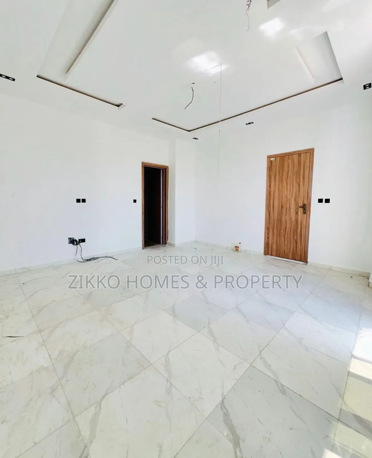 5bdrm Duplex in Chevron Drive for sale
