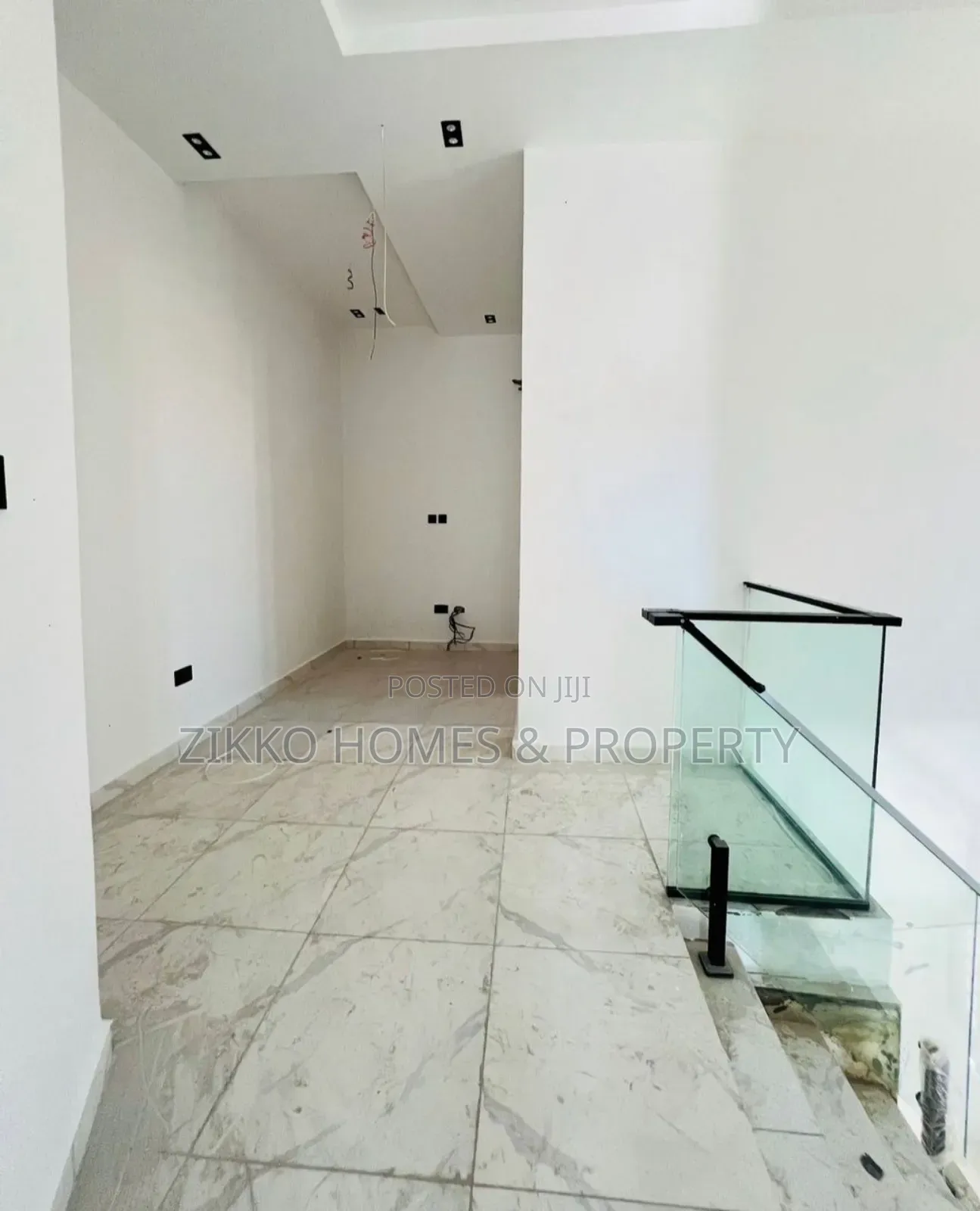 5bdrm Duplex in Chevron Drive for sale