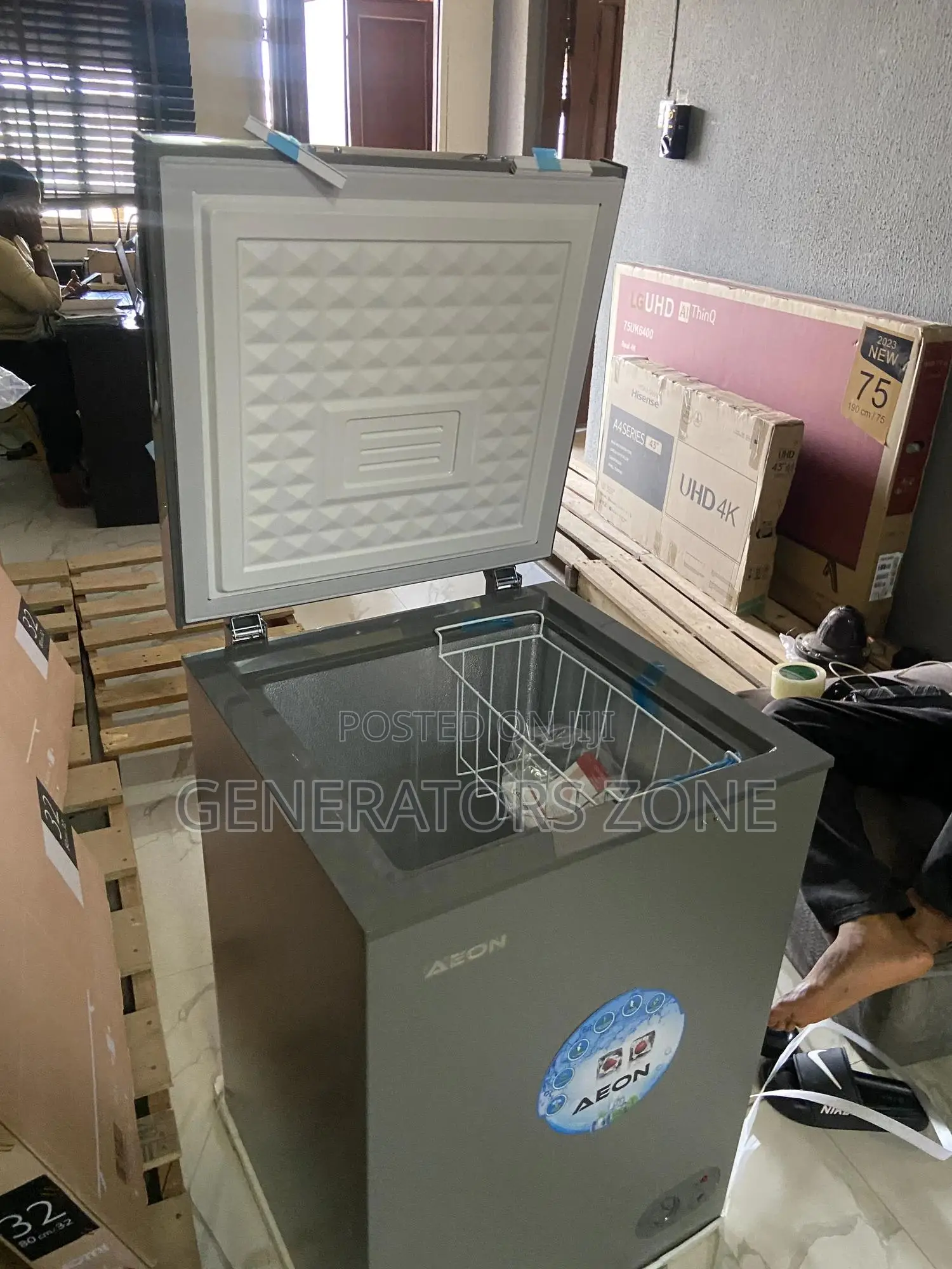 Strong Handles Aeon 100L Chest Freezer