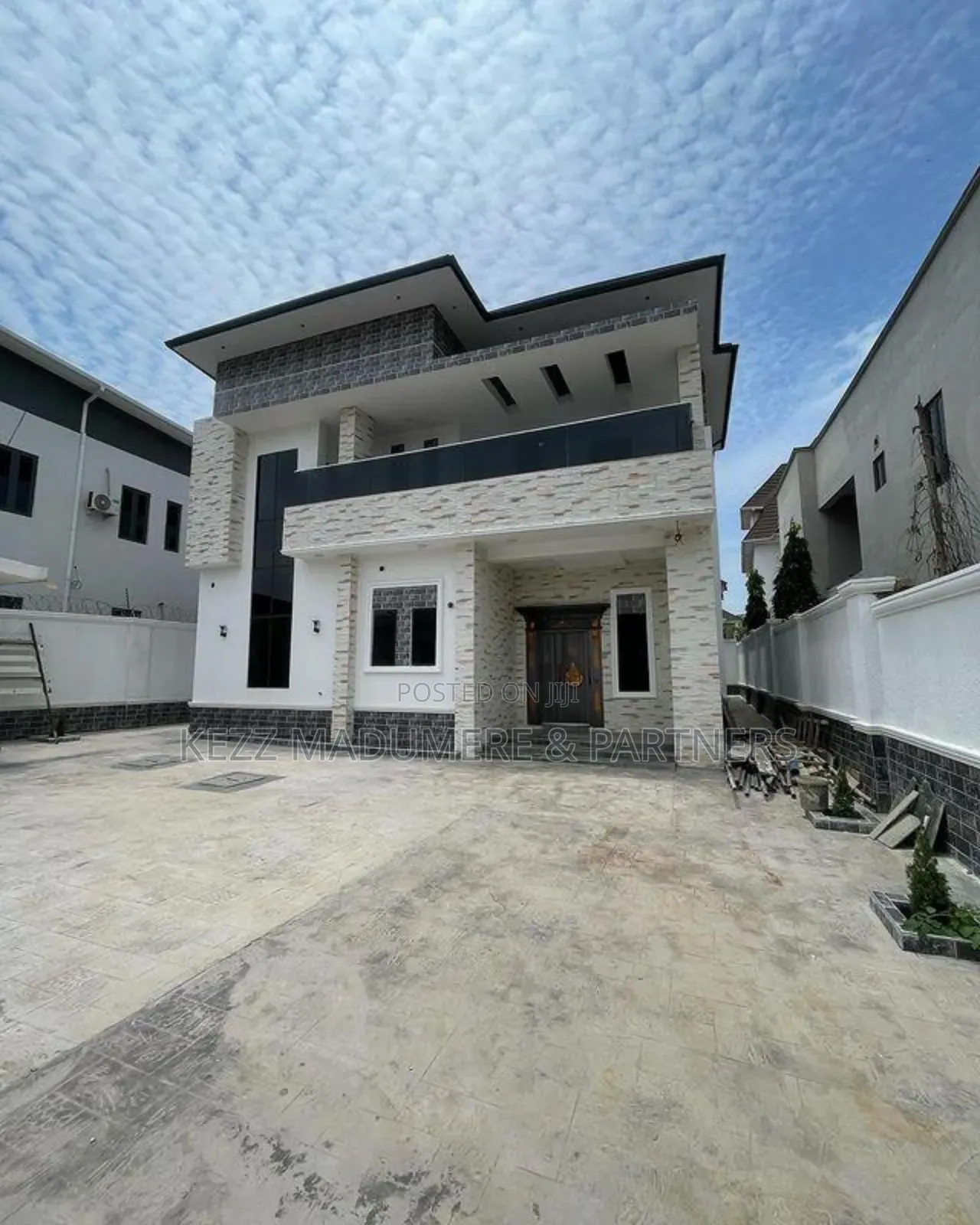 5bdrm Duplex in Apo , Abuja , Fct for sale